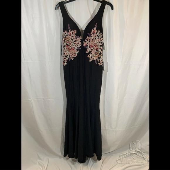 XSCAPE Embellished Embroidery V-Neck Mermaid Gown in Black [SZ‎ 4 ] - Picture 2 of 8
